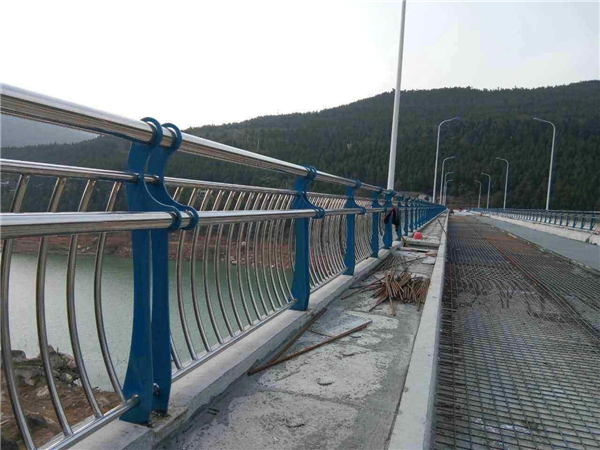 宝鸡不锈钢桥梁护栏的特点及其在桥梁安全中的重要作用