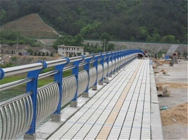 宝鸡不锈钢桥梁护栏的特性及其在现代建筑中的应用